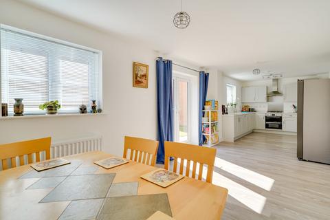 5 bedroom detached house for sale - Hammond Close, Royston