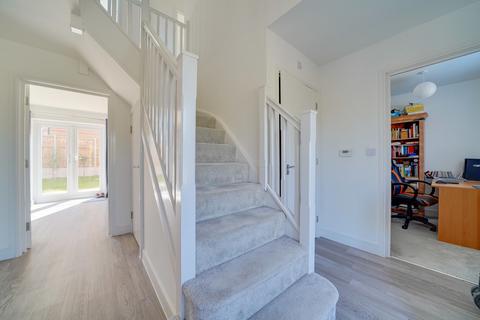 5 bedroom detached house for sale - Hammond Close, Royston