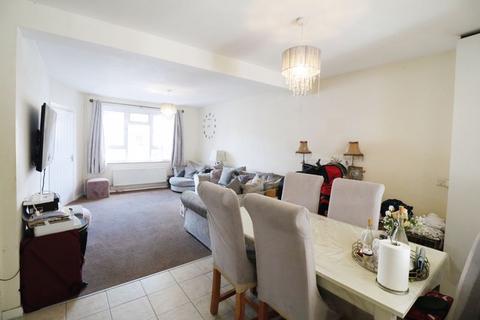 82 Trelawney Avenue, Langley, Slough, SL3 8RW
