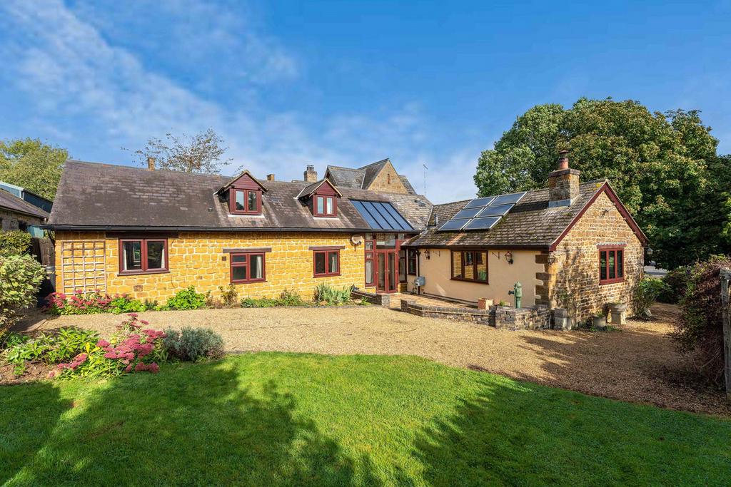 Hellidon, Daventry, Northamptonshire NN11 6LG 3 bed barn conversion for