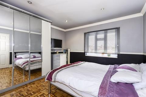 2 bedroom flat for sale, Heaths Close, Enfield