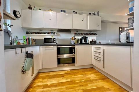 2 bedroom flat for sale, Hobart Street, Plymouth. A stunning 2 double bed 2nd floor stylish apartment with parking and communal central garden