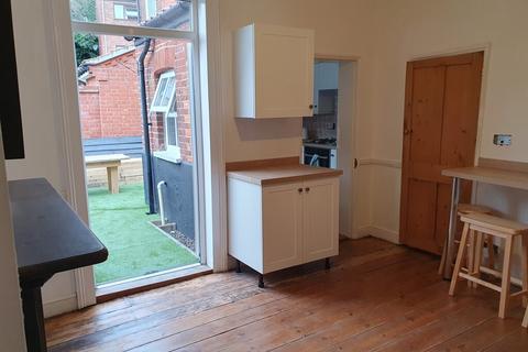 1 bedroom in a house share to rent - Heath Road - DF