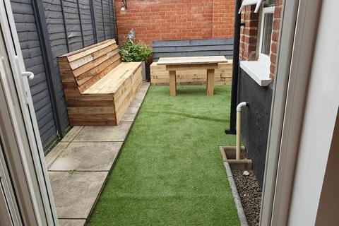 1 bedroom in a house share to rent - Heath Road - UB