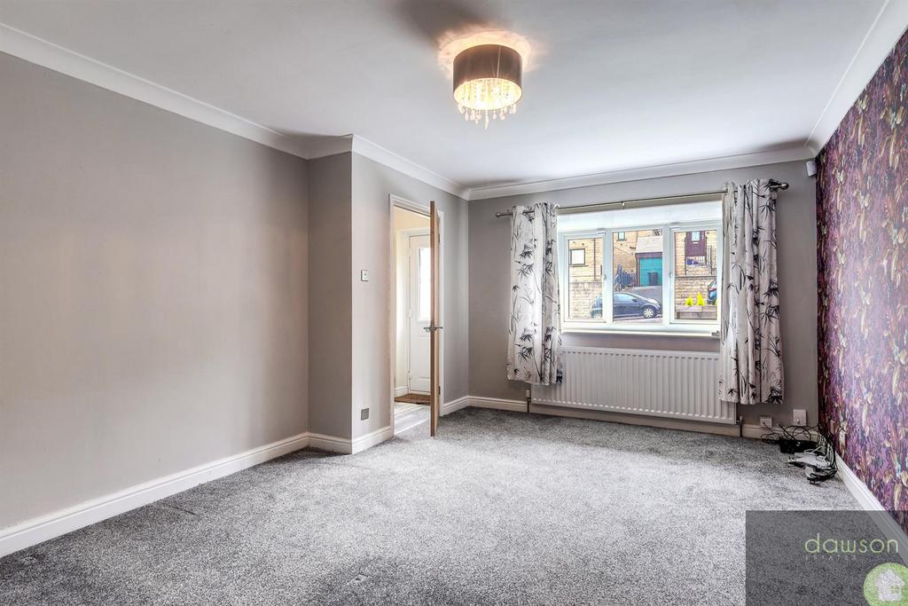 Caldercroft, Elland 3 bed detached house £1,100 pcm (£254 pw)