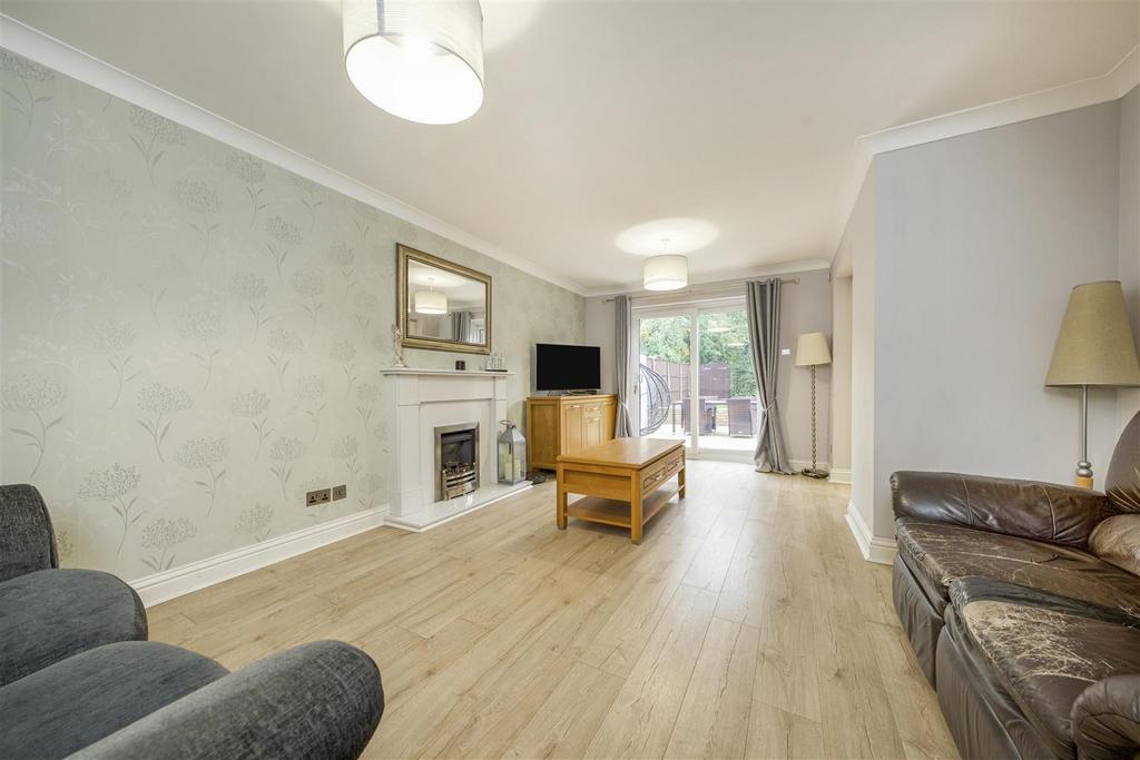 Tudor Manor Gardens, Watford 4 bed detached house £800,000