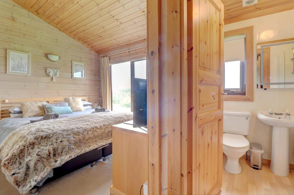 Bedroom 1 and en suite.jpg