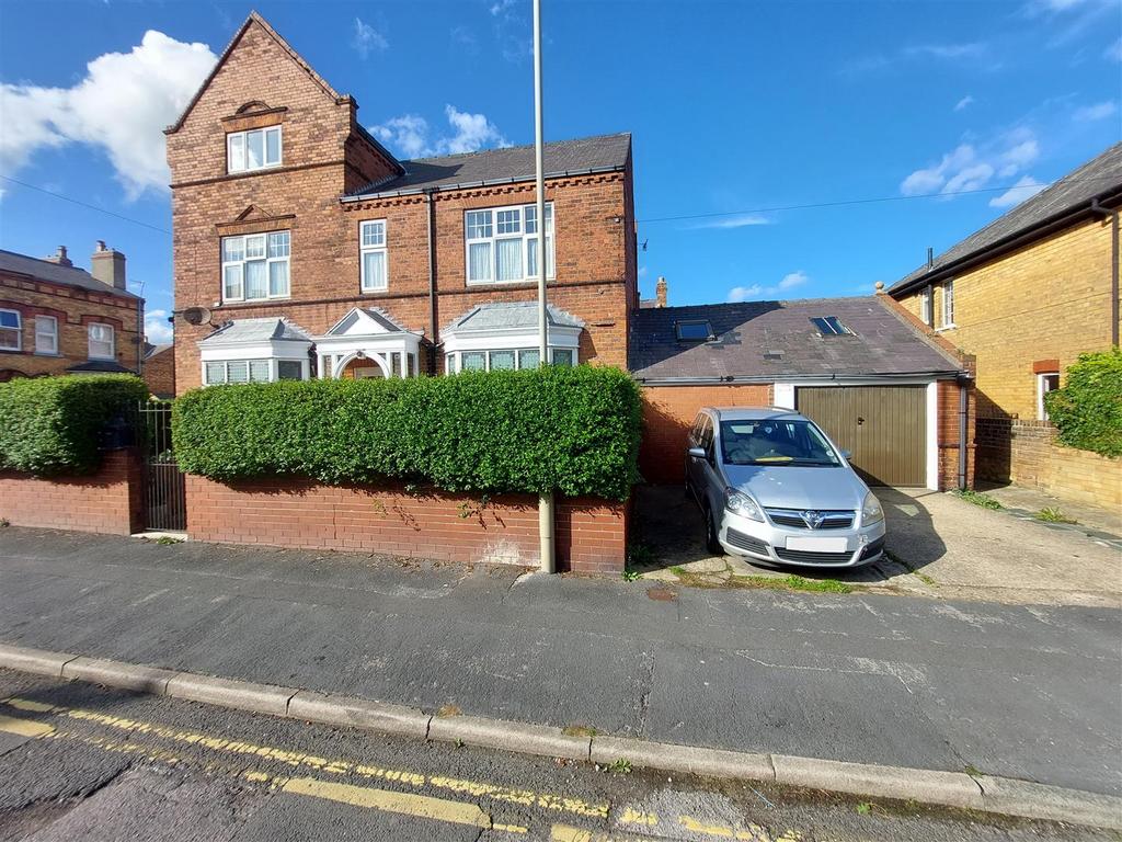 Gladstone Street, Scarborough 5 bed end of terrace house for sale £