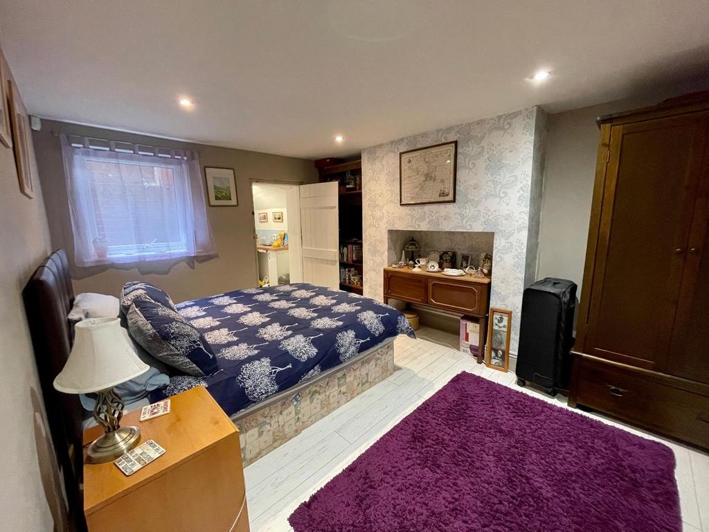 Reception room/bedroom
