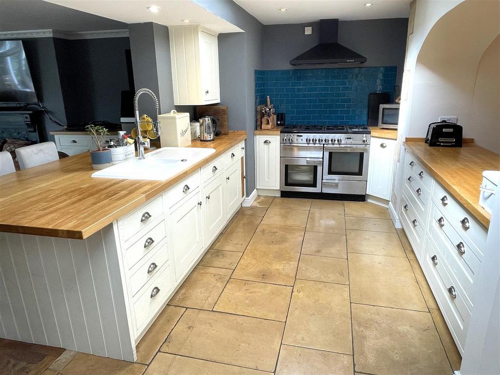 Kitchen 1.JPG