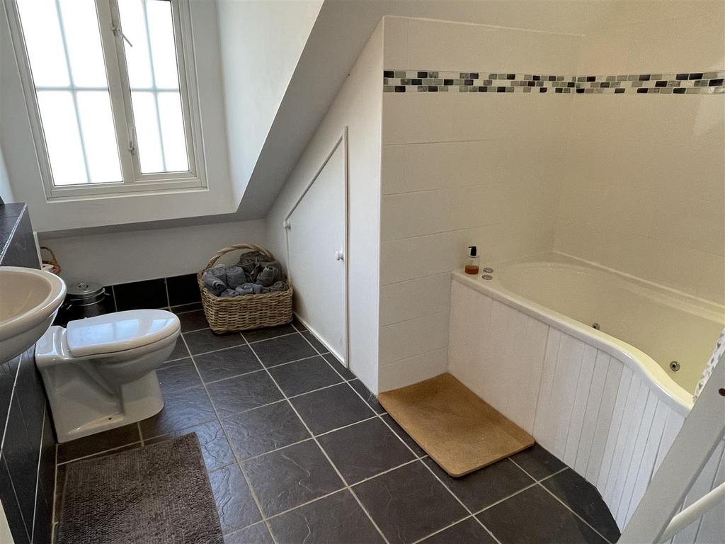 En Suite Bathroom.JPG
