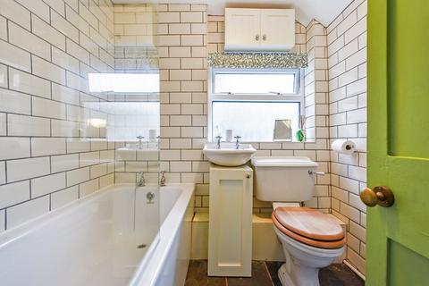 16 Queens Road, Lyndhurst, SO43 7BR