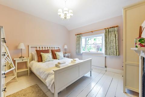 16 Queens Road, Lyndhurst, SO43 7BR