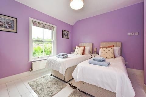 16 Queens Road, Lyndhurst, SO43 7BR