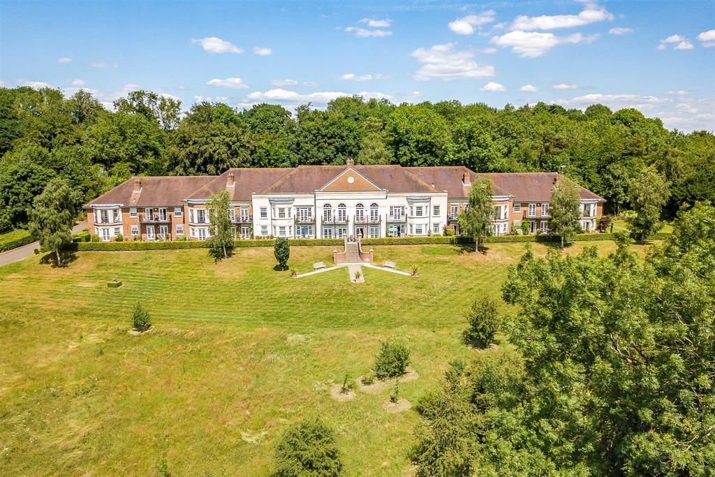 Holly Lane East, Banstead 2 bed apartment for sale £400,000