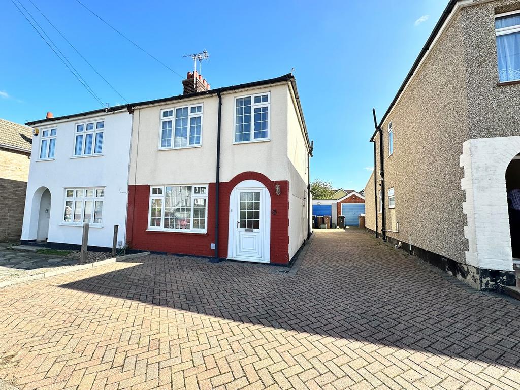 Moulsham Drive, Chelmsford, CM2 3 bed semidetached house for sale £