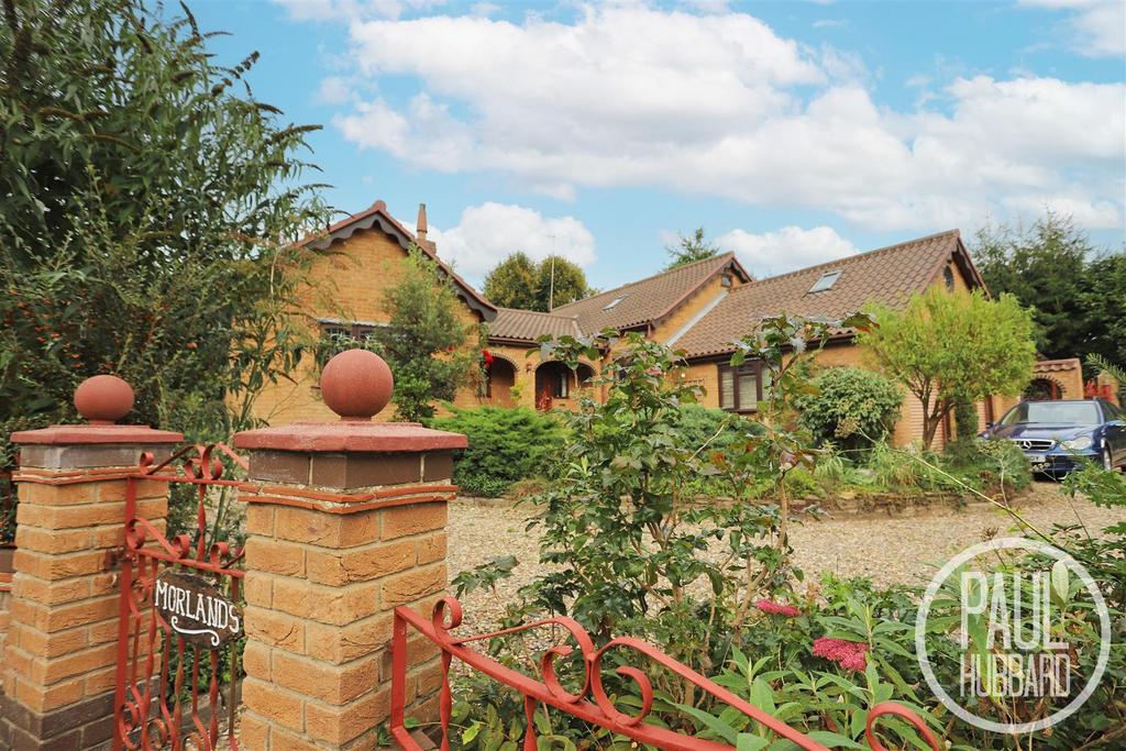 Borrow Road, Oulton Broad, NR32 4 bed detached bungalow £550,000