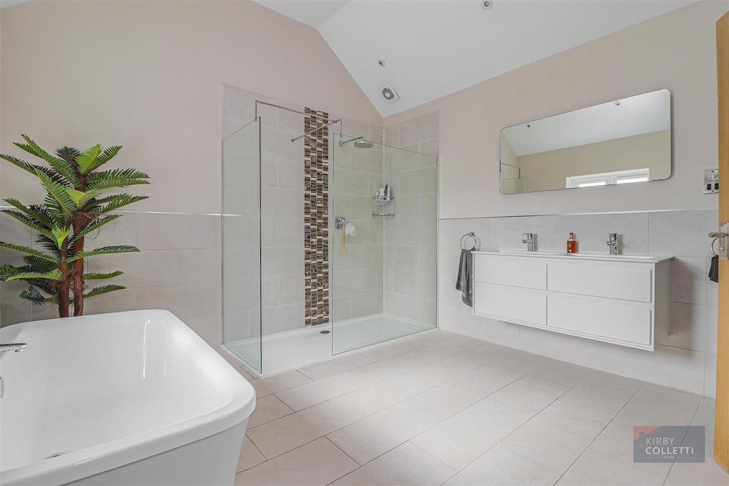 En suite to master bedroom