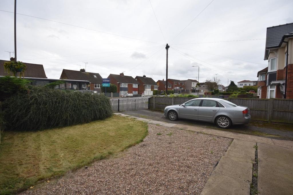 North Wingfield Road, Grassmoor, Chesterfield, S42 5ED 3 bed semi