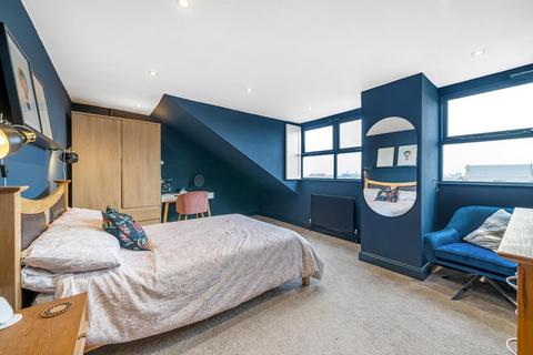 84d Acre Lane, London, SW2 5QN