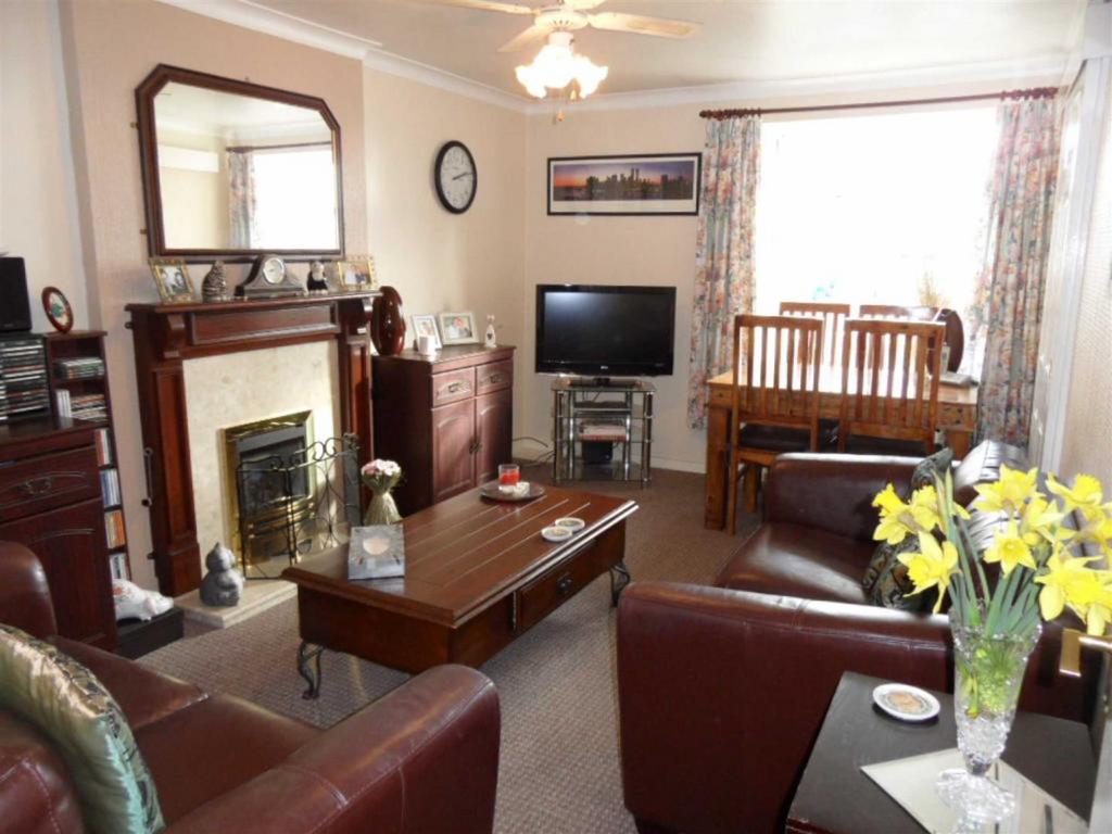 Cliffe Park Crescent, Wortley, Leeds 1 bed flat £750 pcm (£173 pw)