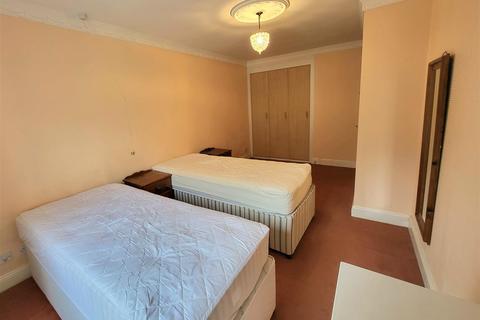 2 bedroom apartment for sale, Wimbledon Court, Tenby