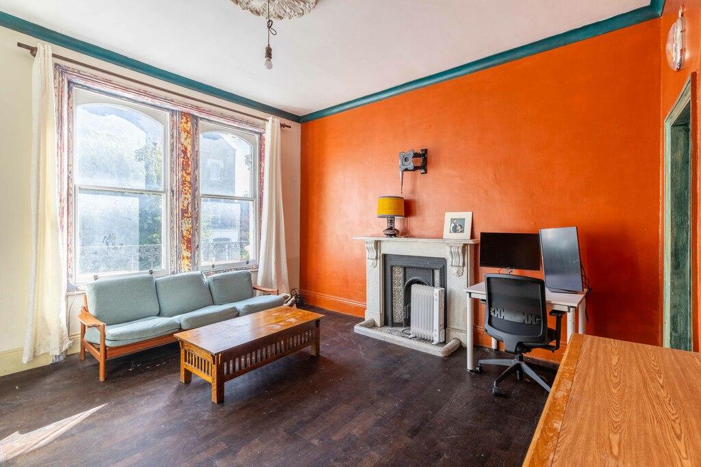 Glazbury Road, Barons Court, W14 1 bed flat £1,993 pcm (£460 pw)