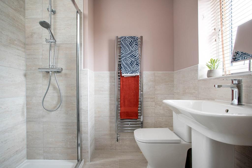 Modern en-suite shower room