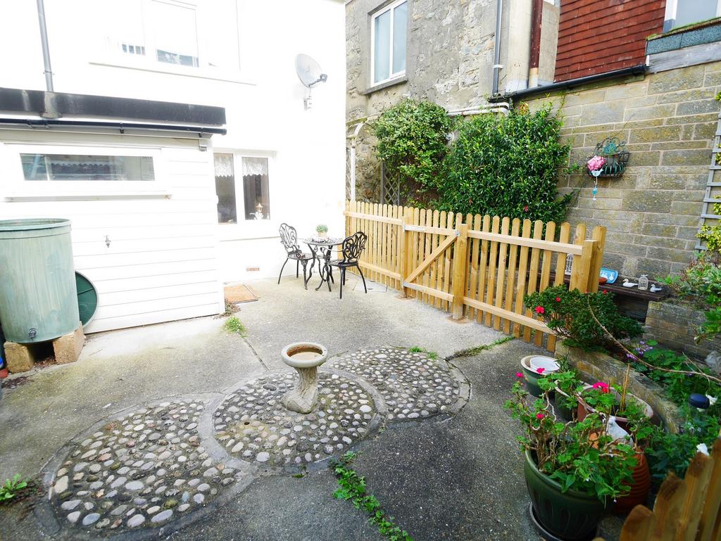 Albert Street, Ventnor, Isle Of Wight. PO38 1EZ 2 bed end of terrace