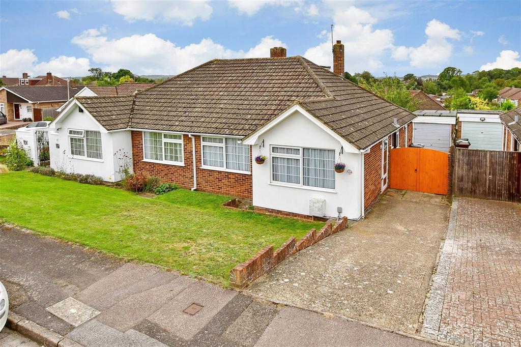 Hartfield Close, Tonbridge, Kent 3 bed semidetached bungalow for sale