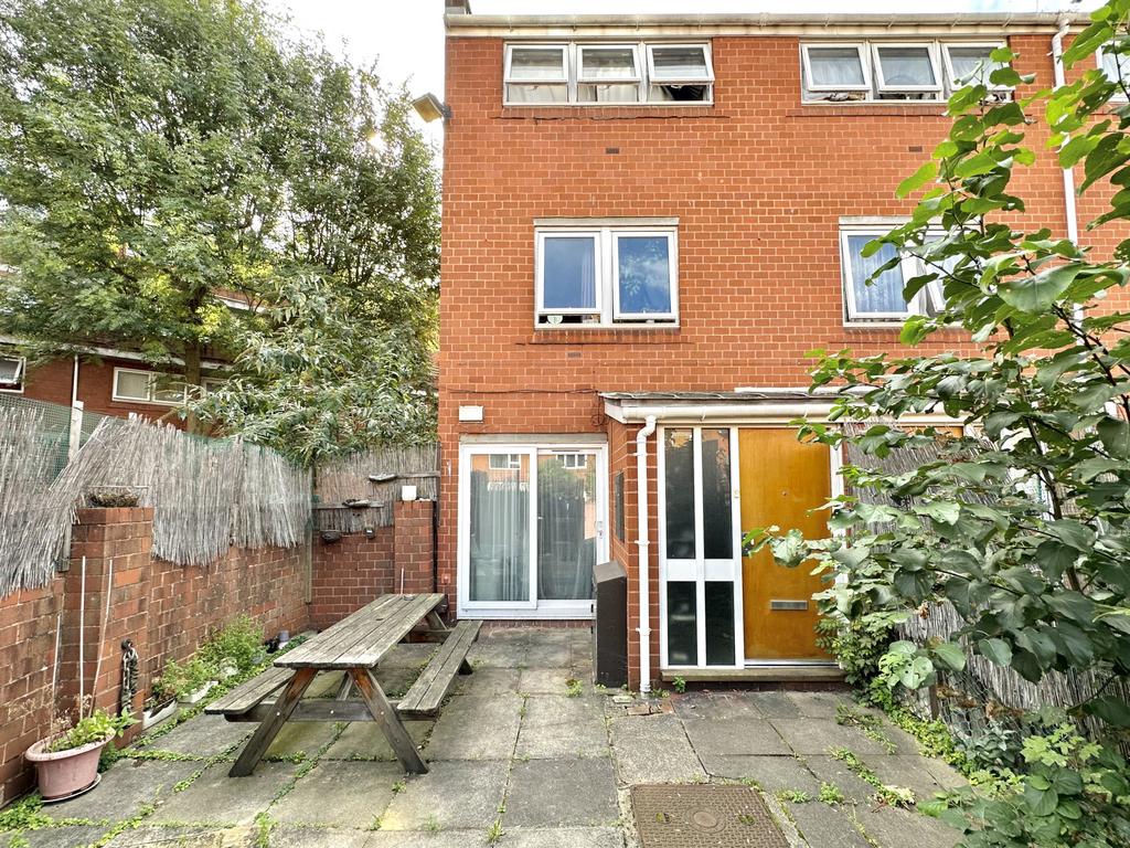 Hooks Close, London, SE15 3 bed end of terrace house for sale £450,000