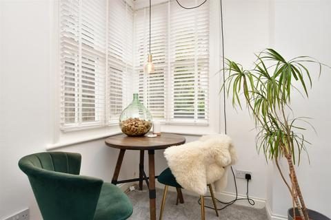 57b Lesbourne Road, Reigate, RH2 7JX