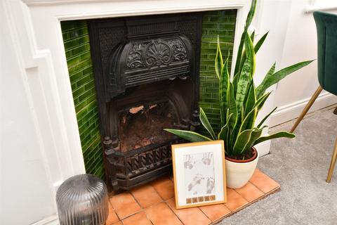 57b Lesbourne Road, Reigate, RH2 7JX