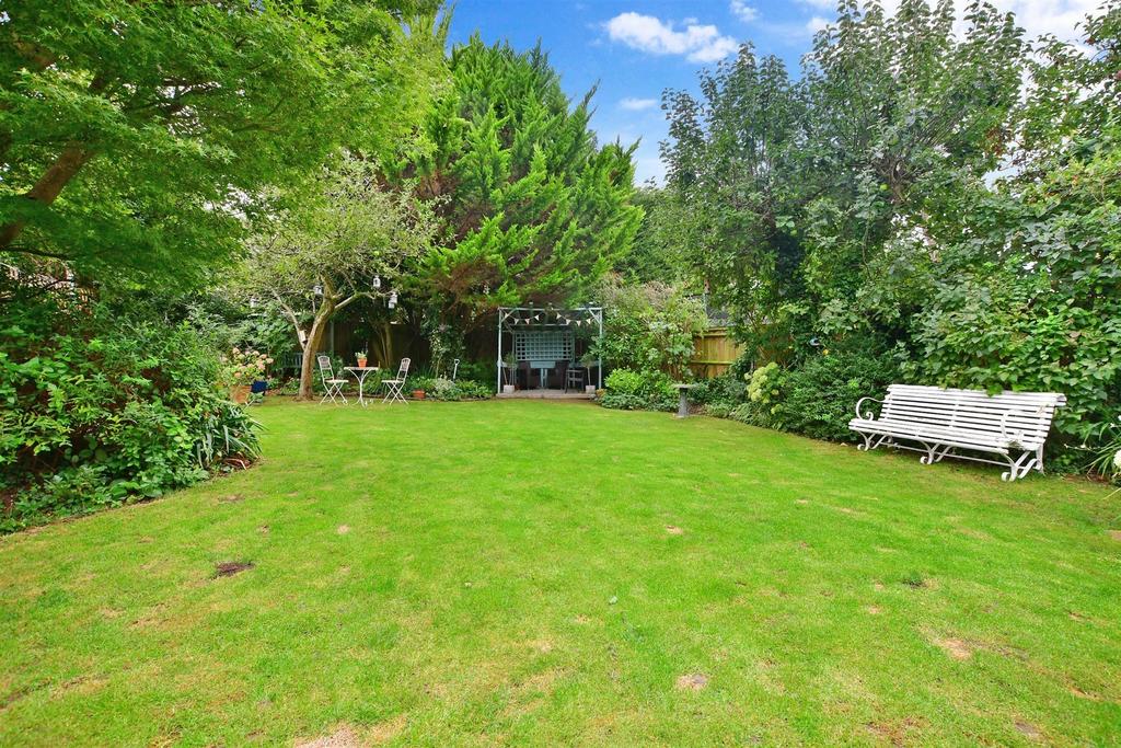 Hatherwood, Leatherhead, Surrey 4 bed detached house for sale £800,000