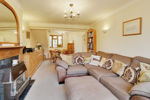 4 bedroom bungalow for sale - Little Wakering Road, Shoeburyness, SS3