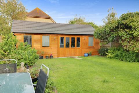 4 bedroom bungalow for sale - Little Wakering Road, Shoeburyness, SS3