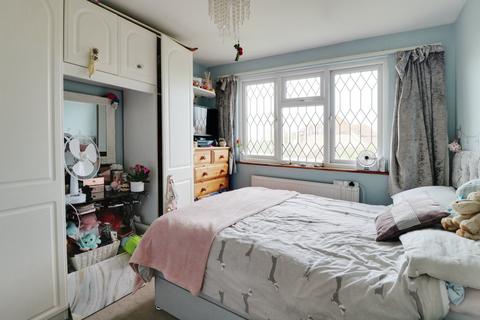 4 bedroom bungalow for sale - Little Wakering Road, Shoeburyness, SS3
