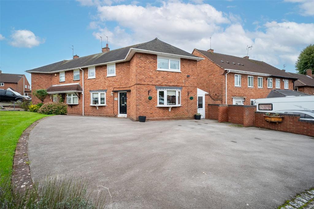 Chelmarsh Avenue, Castlecroft, Wolverhampton, West Midlands, WV3 3 bed