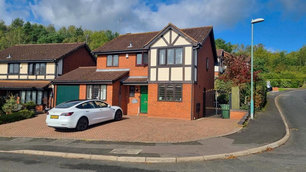 Troutbeck Drive, Brierley Hill 4 bed detached house £1,350 pcm (£312 pw)