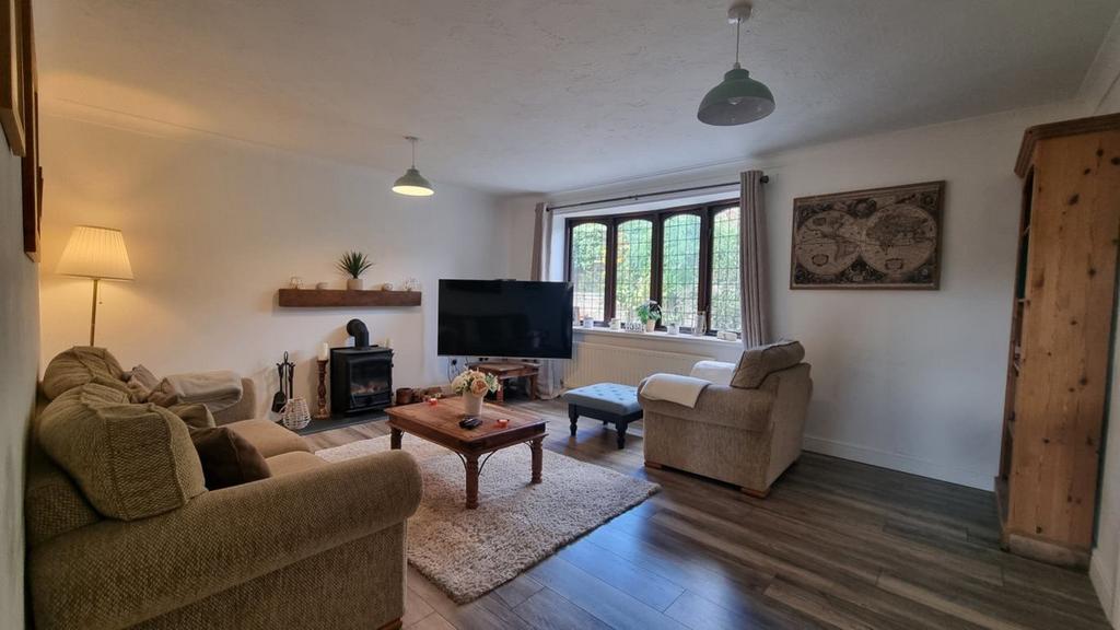 Troutbeck Drive, Brierley Hill 4 bed detached house £1,350 pcm (£312 pw)