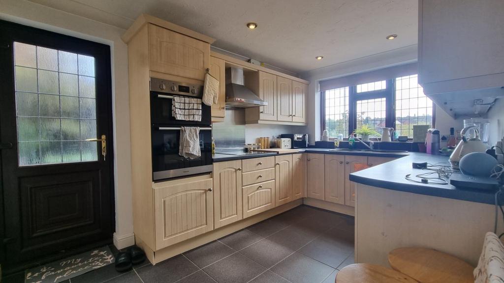 Troutbeck Drive, Brierley Hill 4 bed detached house £1,350 pcm (£312 pw)