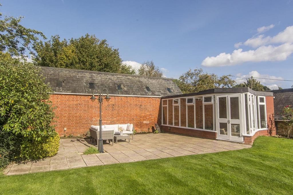 Summer House &amp; Patio Area