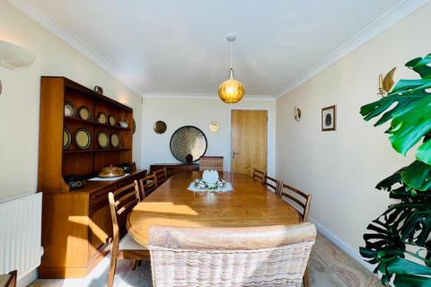 38 Lower Corniche, Hythe, CT21 5TP