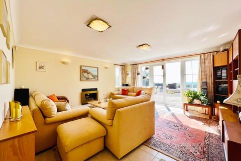 38 Lower Corniche, Hythe, CT21 5TP