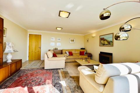 38 Lower Corniche, Hythe, CT21 5TP
