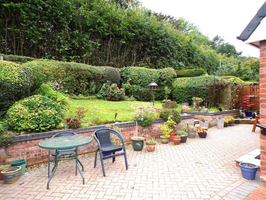Farm Close, Etchinghill, Rugeley 3 bed detached house for sale £300,000
