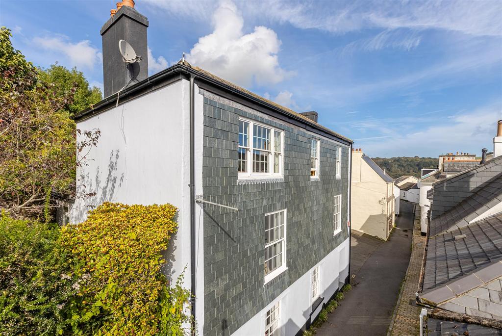 Clarence Hill, Dartmouth 2 bed apartment for sale £330,000