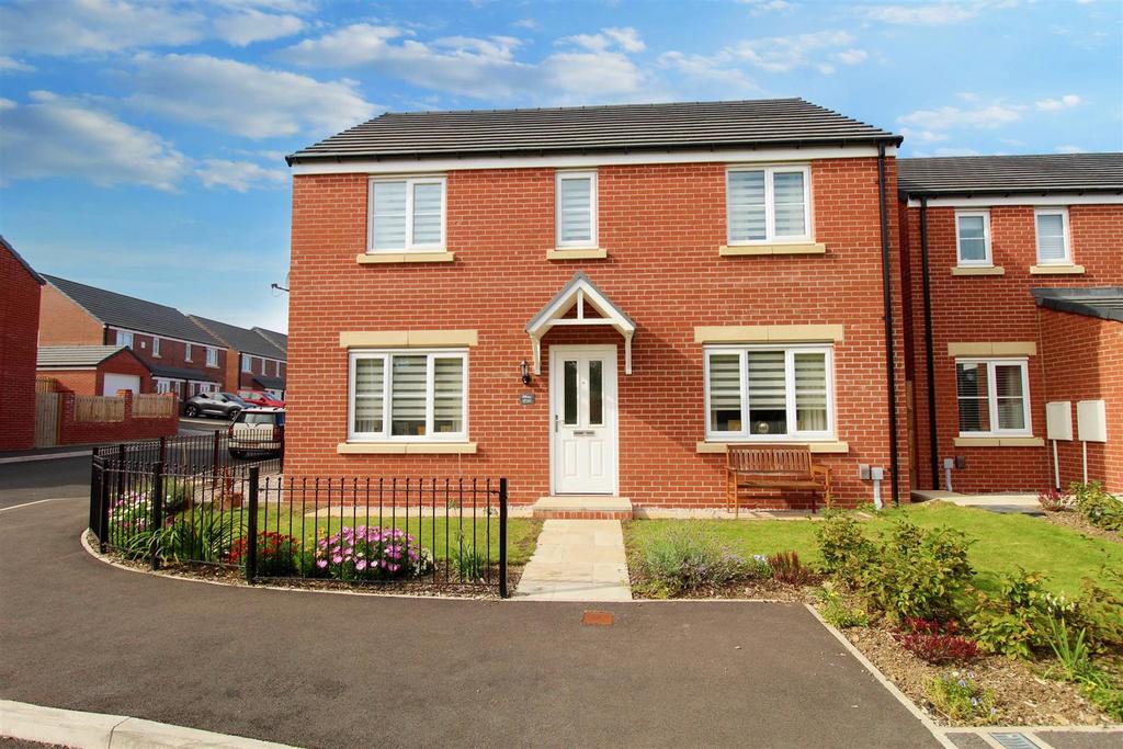Kestrel Avenue, Wilthorpe, Barnsley... 4 bed detached house for sale £320,000