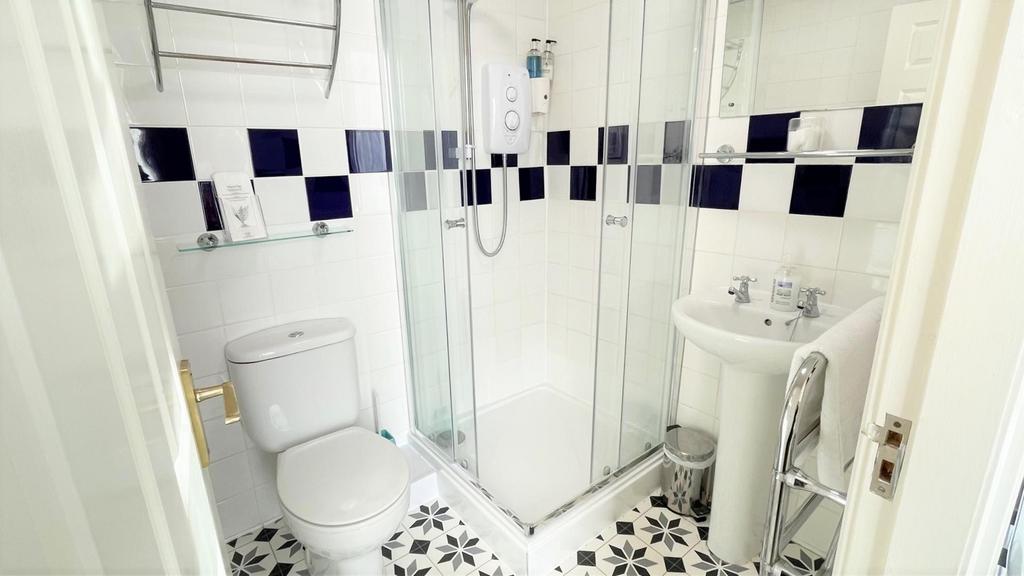 En suite 3 piece shower room