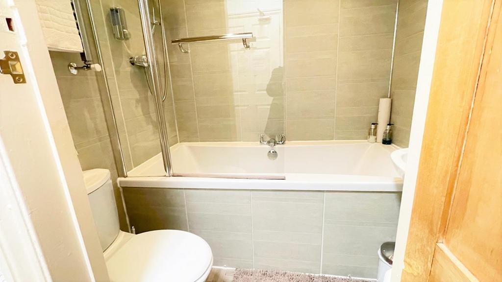 En suite 3 piece bathroom